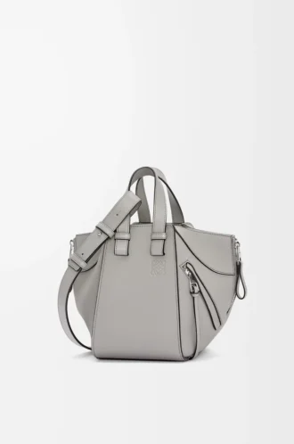 Borsa Hammock compatta in morbida pelle di vitello martellata grigio perla