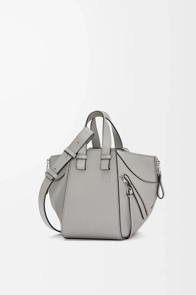 Borsa Hammock compatta in morbida pelle di vitello martellata grigio perla