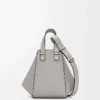 Borsa Hammock compatta in morbida pelle di vitello martellata grigio perla