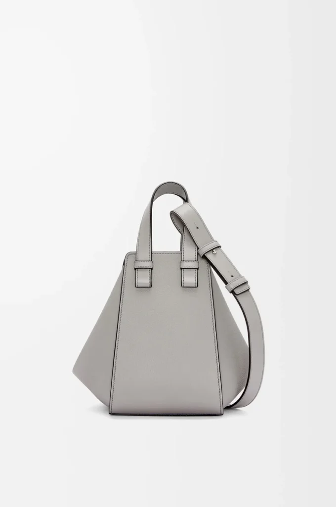 Borsa Hammock compatta in morbida pelle di vitello martellata grigio perla