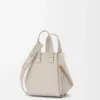 Borsa Hammock compatta in morbida pelle di vitello martellata Light Ghost Borsa Hammock compatta in morbida pelle di vitello martellata Light Ghost