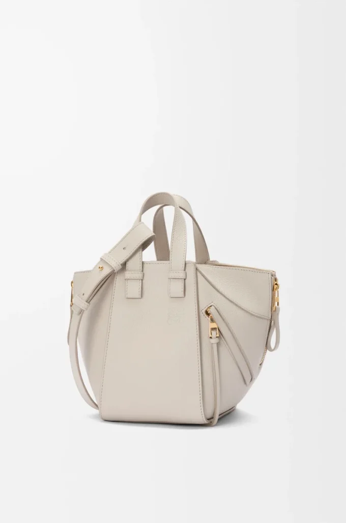 Borsa Hammock compatta in morbida pelle di vitello martellata Light Ghost Borsa Hammock compatta in morbida pelle di vitello martellata Light Ghost