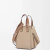 Borsa Hammock compatta in morbida pelle di vitello martellata Sand Borsa Hammock compatta in morbida pelle di vitello martellata Sand