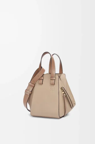 Borsa Hammock compatta in morbida pelle di vitello martellata Sand