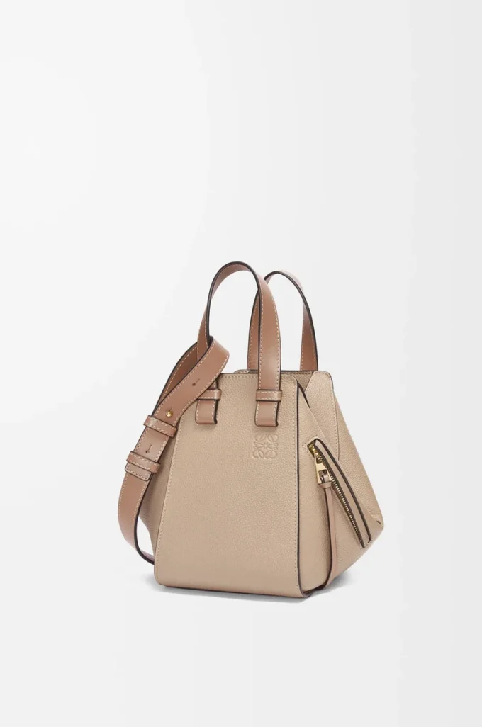 Borsa Hammock compatta in morbida pelle di vitello martellata Sand Borsa Hammock compatta in morbida pelle di vitello martellata Sand