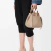 Borsa Hammock compatta in morbida pelle di vitello martellata Sand Borsa Hammock compatta in morbida pelle di vitello martellata Sand
