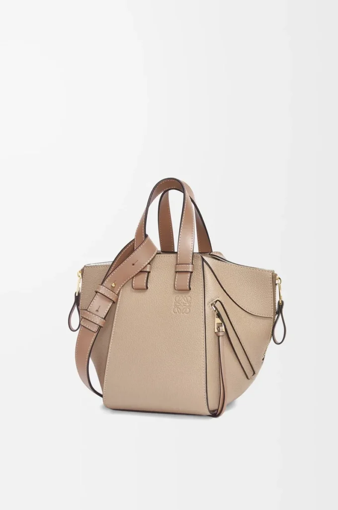Borsa Hammock compatta in morbida pelle di vitello martellata Sand Borsa Hammock compatta in morbida pelle di vitello martellata Sand