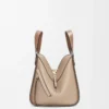 Borsa Hammock compatta in morbida pelle di vitello martellata Sand Borsa Hammock compatta in morbida pelle di vitello martellata Sand