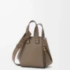 Borsa Hammock compatta in morbida pelle di vitello martellata Taupe