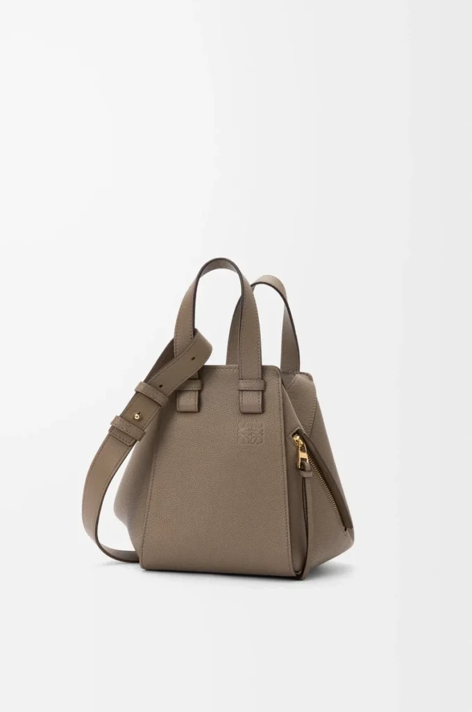Borsa Hammock compatta in morbida pelle di vitello martellata Taupe