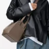 Borsa Hammock compatta in morbida pelle di vitello martellata Taupe