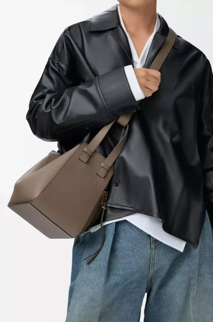 Borsa Hammock compatta in morbida pelle di vitello martellata Taupe