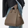 Borsa Hammock compatta in morbida pelle di vitello martellata Taupe