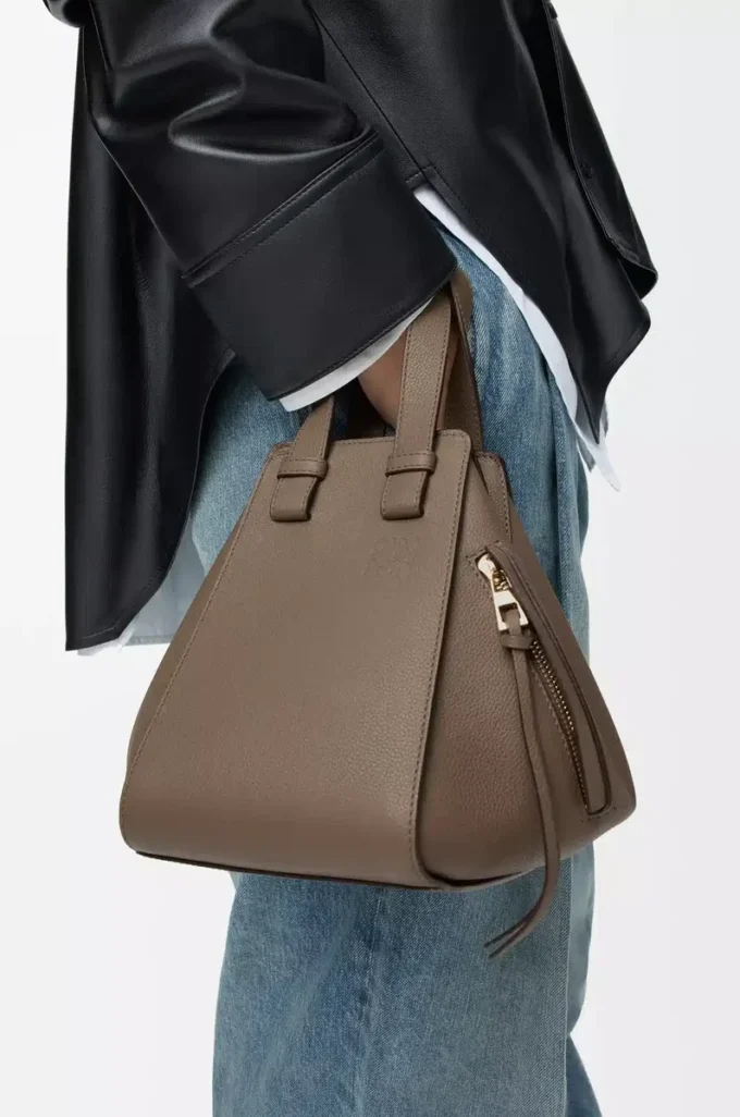 Borsa Hammock compatta in morbida pelle di vitello martellata Taupe