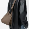 Borsa Hammock compatta in morbida pelle di vitello martellata Taupe