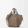 Borsa Hammock compatta in morbida pelle di vitello martellata Taupe