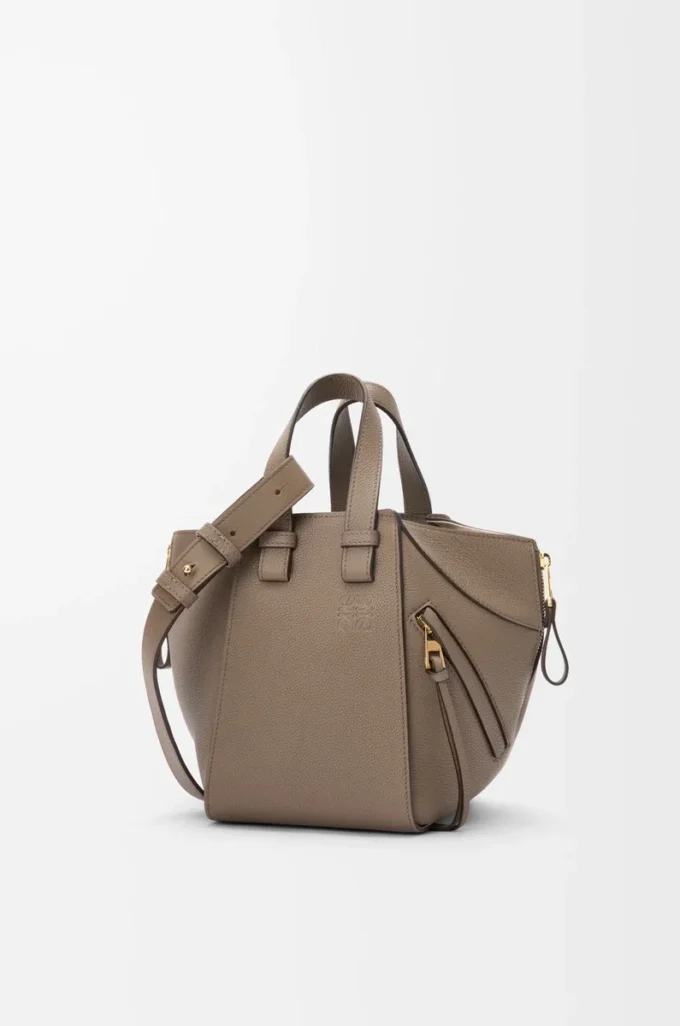 Borsa Hammock compatta in morbida pelle di vitello martellata Taupe