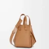 Borsa Hammock compatta in morbida pelle di vitello martellata Toffee