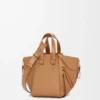 Borsa Hammock compatta in morbida pelle di vitello martellata Toffee