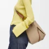 Borsa Hammock piccola in morbida pelle di vitello martellata color sabbia