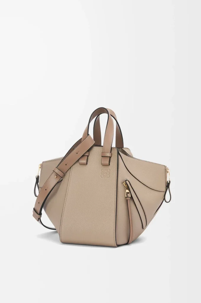 Borsa Hammock piccola in morbida pelle di vitello martellata color sabbia