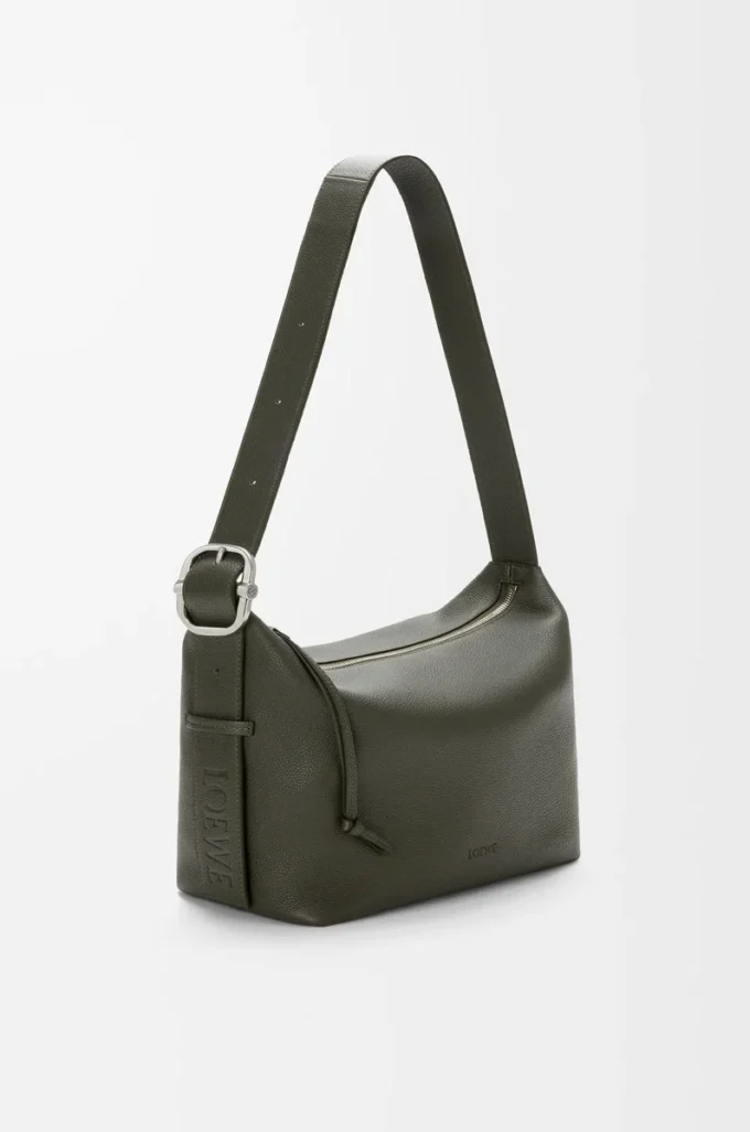 Borsa hobo Loop in morbida pelle di vitello martellata color kaki scuro Borsa hobo Loop in morbida pelle di vitello martellata color kaki scuro