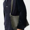 Borsa hobo Loop in morbida pelle di vitello martellata color kaki scuro Borsa hobo Loop in morbida pelle di vitello martellata color kaki scuro