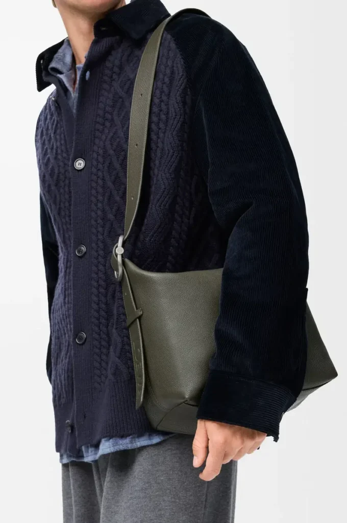 Borsa hobo Loop in morbida pelle di vitello martellata color kaki scuro Borsa hobo Loop in morbida pelle di vitello martellata color kaki scuro