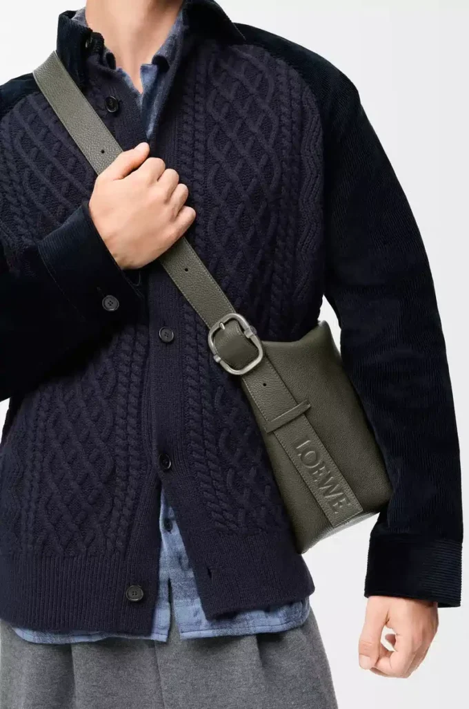 Borsa hobo Loop in morbida pelle di vitello martellata color kaki scuro Borsa hobo Loop in morbida pelle di vitello martellata color kaki scuro