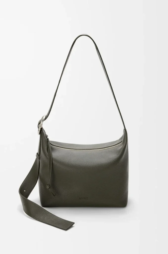 Borsa hobo Loop in morbida pelle di vitello martellata color kaki scuro Borsa hobo Loop in morbida pelle di vitello martellata color kaki scuro