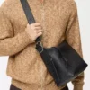Borsa hobo Loop in morbida pelle di vitello martellata Nero