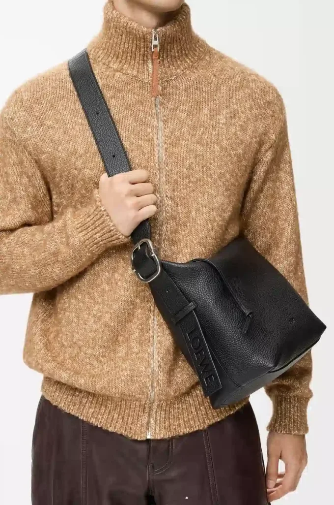 Borsa hobo Loop in morbida pelle di vitello martellata Nero