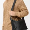 Borsa hobo Loop in morbida pelle di vitello martellata Nero