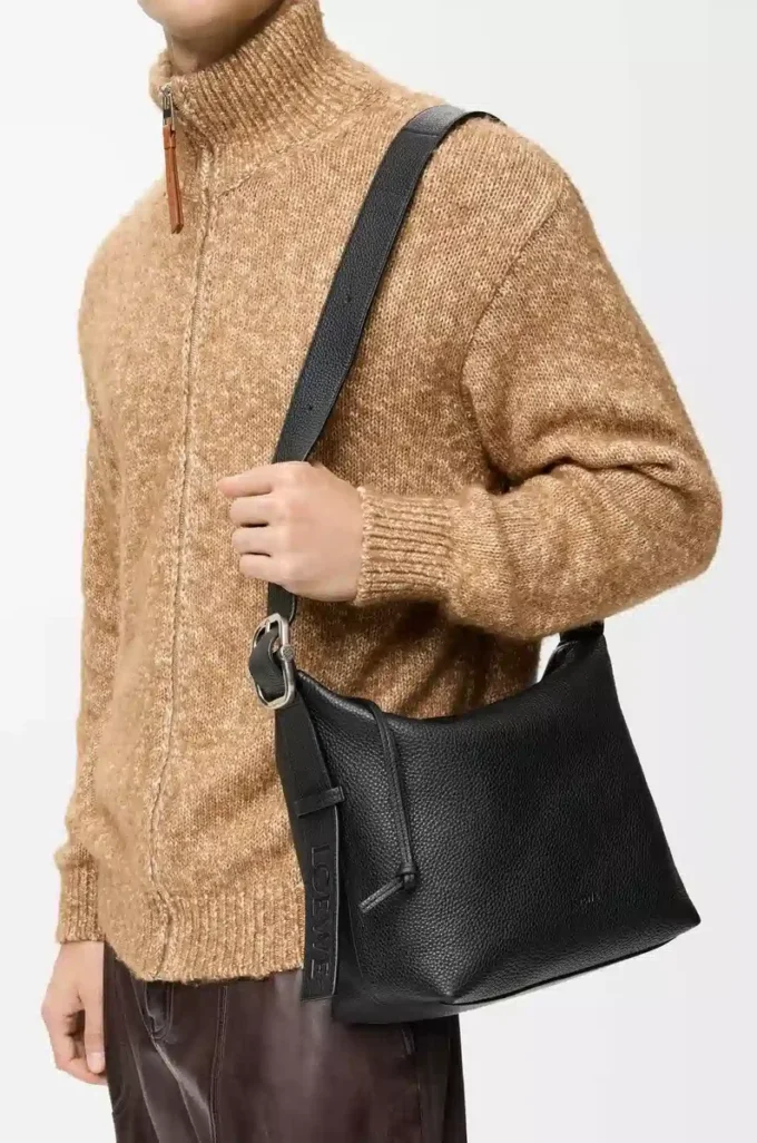 Borsa hobo Loop in morbida pelle di vitello martellata Nero