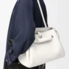Borsa Madrid media in morbida pelle di vitello martellata bianco chiaro Borsa Madrid media in morbida pelle di vitello martellata bianco chiaro