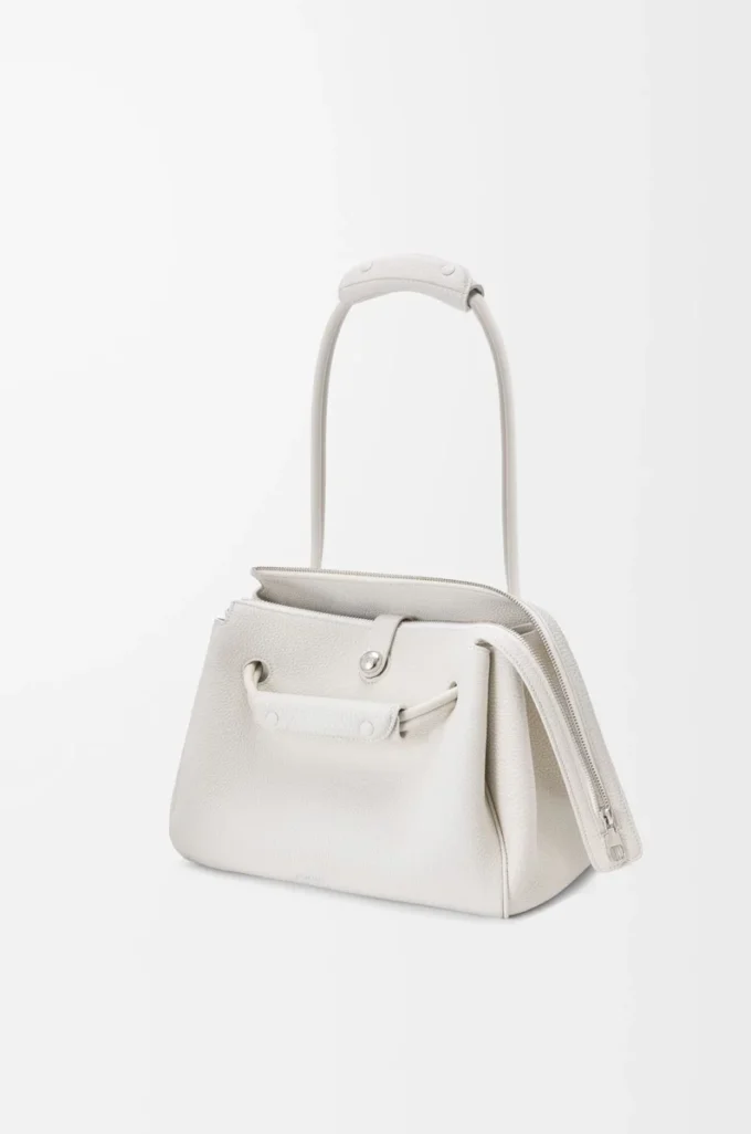 Borsa Madrid media in morbida pelle di vitello martellata bianco chiaro Borsa Madrid media in morbida pelle di vitello martellata bianco chiaro