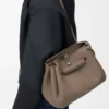 Borsa Madrid media in morbida pelle di vitello martellata Taupe