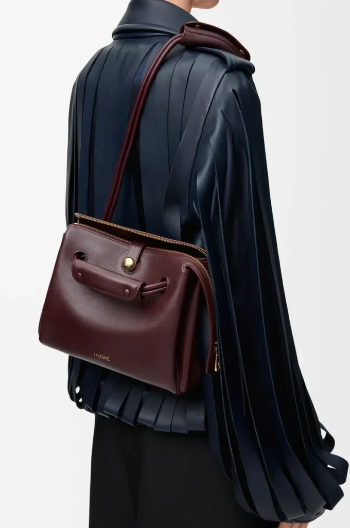 Borsa Madrid piccola in morbida pelle di vitello bordeaux scuro Borsa Madrid piccola in morbida pelle di vitello bordeaux scuro