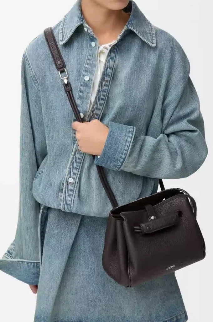 Borsa Madrid piccola in morbida pelle di vitello martellata Dark Ebony Borsa Madrid piccola in morbida pelle di vitello martellata Dark Ebony
