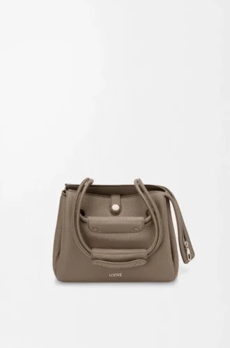 Borsa Madrid piccola in morbida pelle di vitello martellata Taupe Borsa Madrid piccola in morbida pelle di vitello martellata Taupe