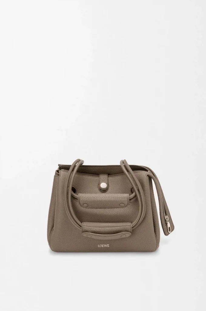 Borsa Madrid piccola in morbida pelle di vitello martellata Taupe Borsa Madrid piccola in morbida pelle di vitello martellata Taupe