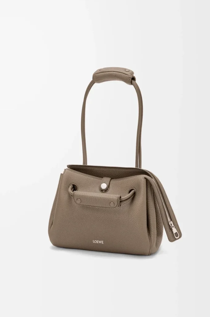 Borsa Madrid piccola in morbida pelle di vitello martellata Taupe Borsa Madrid piccola in morbida pelle di vitello martellata Taupe