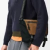 Borsa messenger Flex media in tela e pelle scamosciata Nero/Oro scuro Borsa messenger Flex media in tela e pelle scamosciata Nero/Oro scuro