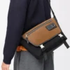 Borsa messenger Flex media in tela e pelle scamosciata Nero/Oro scuro Borsa messenger Flex media in tela e pelle scamosciata Nero/Oro scuro