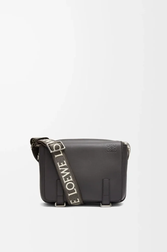 Borsa messenger militare XS in morbida pelle di vitello liscia e jacquard grigio scuro Borsa messenger militare XS in morbida pelle di vitello liscia e jacquard grigio scuro