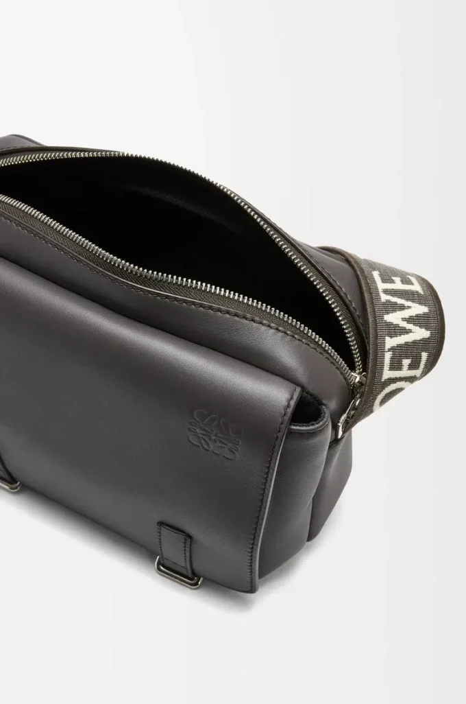 Borsa messenger militare XS in morbida pelle di vitello liscia e jacquard grigio scuro Borsa messenger militare XS in morbida pelle di vitello liscia e jacquard grigio scuro