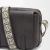 Borsa messenger militare XS in morbida pelle di vitello liscia e jacquard grigio scuro Borsa messenger militare XS in morbida pelle di vitello liscia e jacquard grigio scuro
