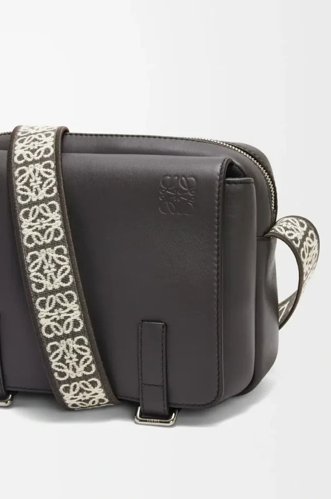Borsa messenger militare XS in morbida pelle di vitello liscia e jacquard grigio scuro Borsa messenger militare XS in morbida pelle di vitello liscia e jacquard grigio scuro