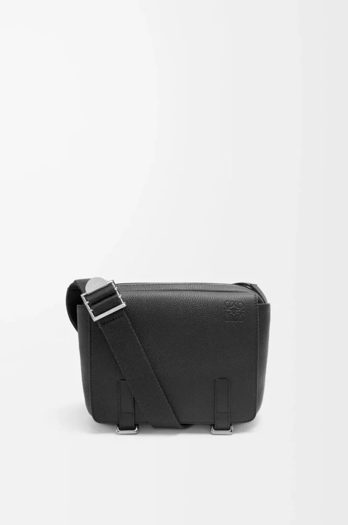 Borsa messenger militare XS in morbida pelle di vitello martellata Nero Borsa messenger militare XS in morbida pelle di vitello martellata Nero