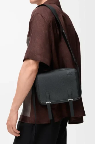 Borsa messenger militare XS in morbida pelle di vitello martellata Nero